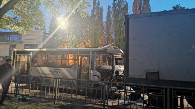 СК начал проверку после столкновения автобуса и фуры в Воронеже