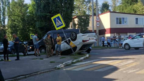Такси перевернулось после столкновения с «Газелью» в Воронеже