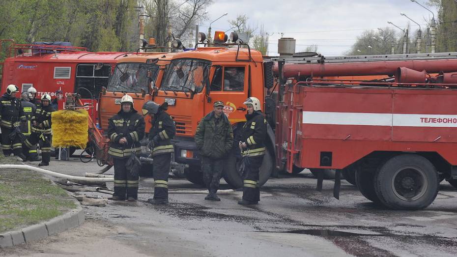 Склад с лузгой загорелся в райцентре в Воронежской области