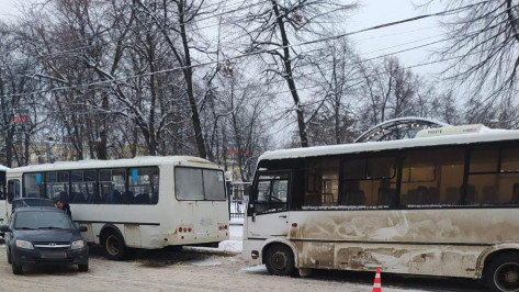 Пешеход пострадал в ДТП с «Ладой» и двумя автобусами возле вокзала Воронеж-1