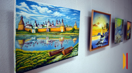 «С любовью к жизни»: в Калаче открылась выставка картин местного автора Николая Радостева