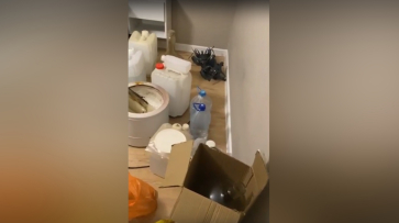 Опубликовано оперативное видео из деревенской нарколаборатории под Воронежем