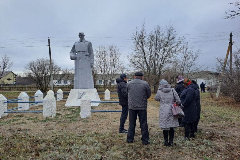 Мемориалы в поселке Ударник