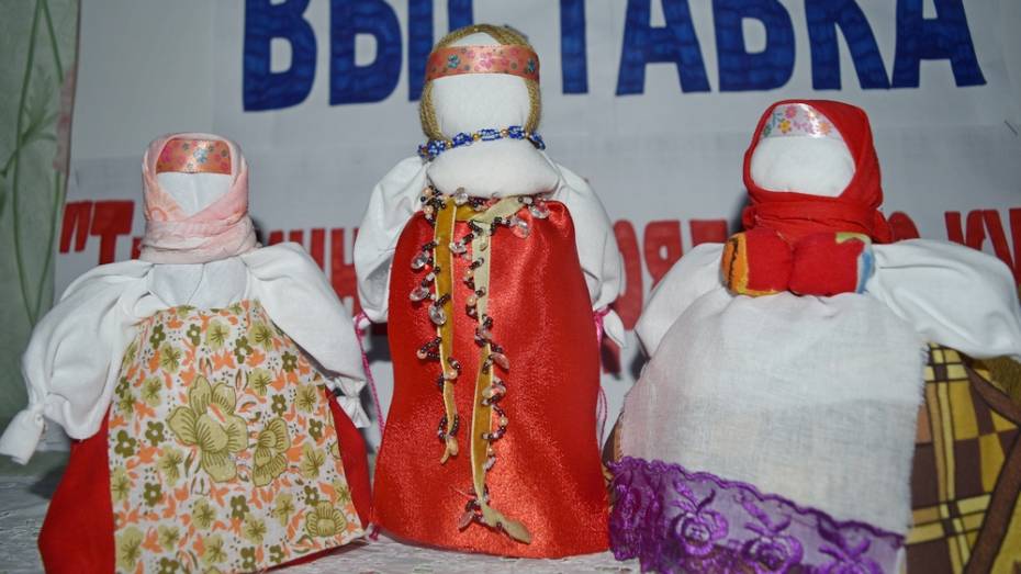 Выставка обрядовых кукол местной мастерицы открылась в грибановском селе Алексеевка