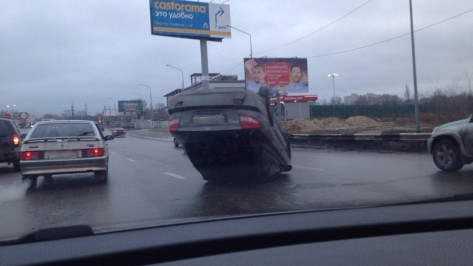 В Воронеже водитель скрылся после ДТП с перевернутой иномаркой