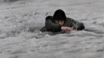 Воронежцы спасли провалившегося под лед водохранилища рыбака