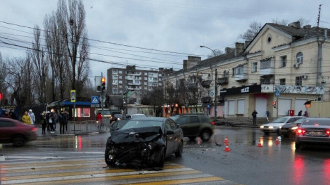 В Воронеже при столкновении Lifan и Mitsubishi пострадали 4 человека 