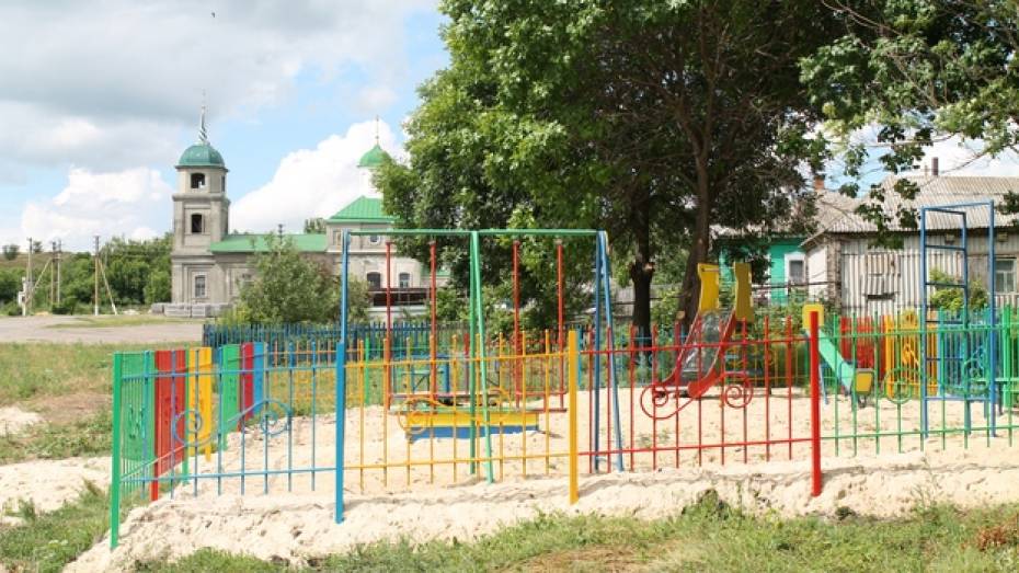 В хохольском селе открыли новую детскую площадку