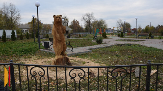 Сквер петропавловского села Бычок украсила деревянная скульптура медведя