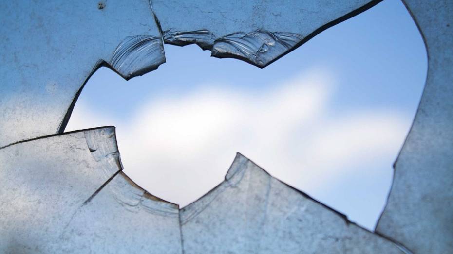 Житель Воронежской области из ненависти разбил стекло иномарки знакомой