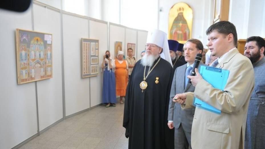 Губернатор попросил чиновников пожертвовать свою дневную зарплату на храм