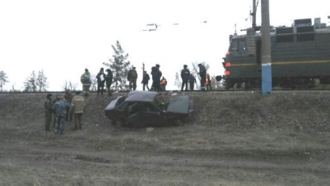 В Воронежской области автомобиль «ВАЗ» выехал под грузовой поезд
