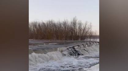 В Острогожском районе Воронежской области из-за подтопления перекрыли дорогу в районе села Криница