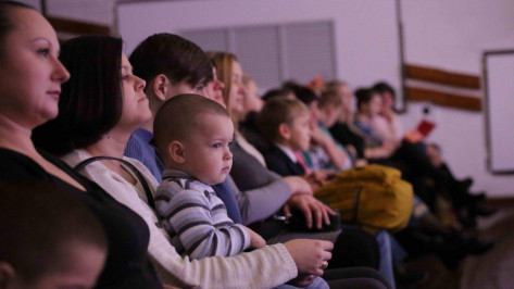 В Воронеже 23 многодетные матери и отец-одиночка получили награды