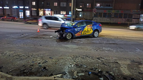 Два человека пострадали в Воронеже в ДТП с машиной сервиса доставки и КамАЗом