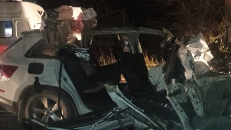 В Воронежской области Skoda врезалась в военный грузовик с понтоном: пострадали 2 человека