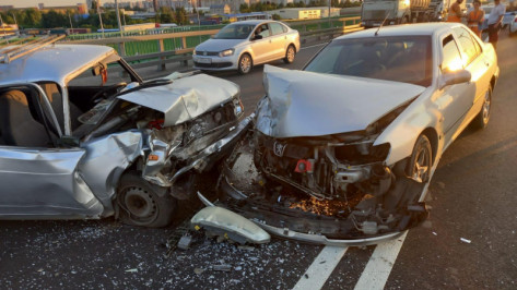 Пожилой водитель погиб после выезда на встречку на воронежской трассе