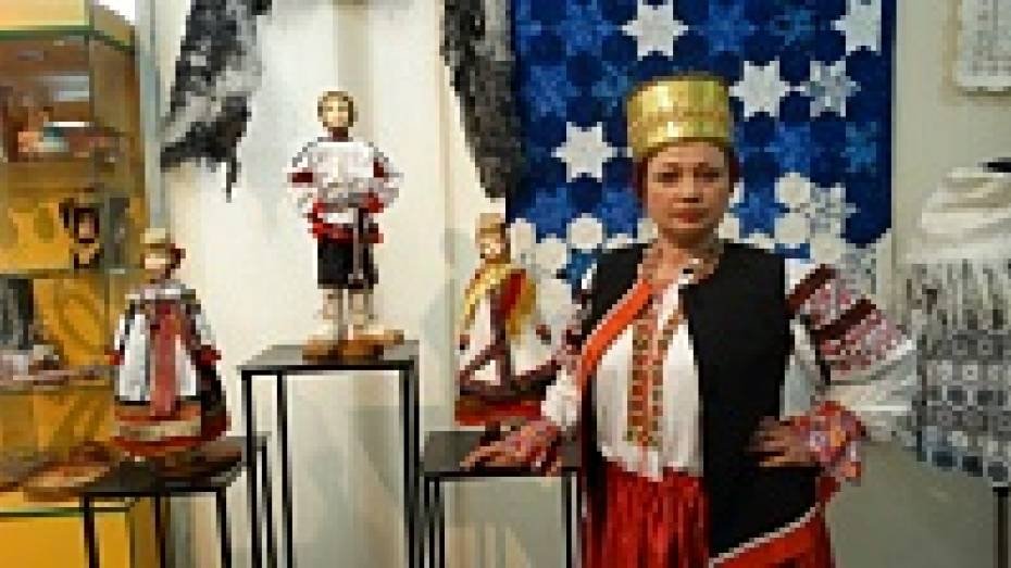 Воронежская мастерица удивила липчан самодельными куклами