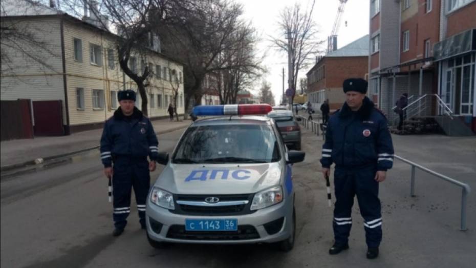 В Воронежской области экипаж ДПС помог застрявшей на грунтовой дороге автомобилистке 