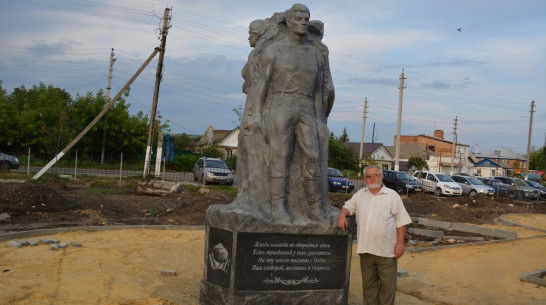 В Воробьевке установили памятник представителям 3 профессий