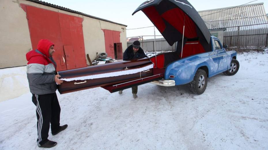 На ритуальную выставку в Новосибирск воронежец поедет на самодельном катафалке
