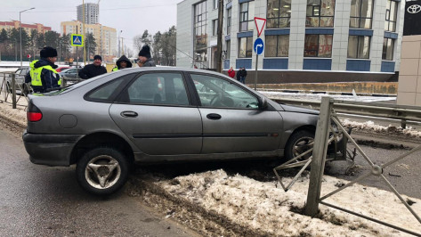 Пьяный водитель Renault Laguna сбил металлическое ограждение в Воронеже