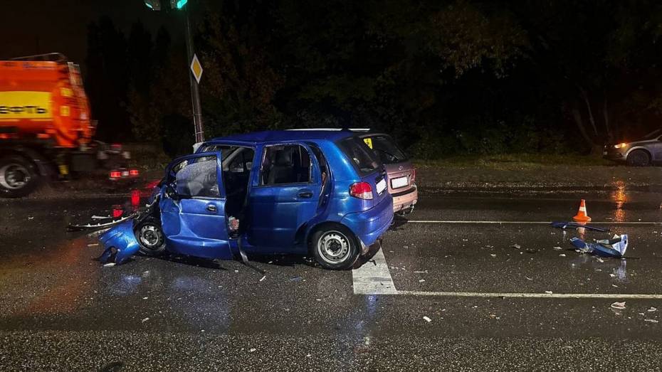 В Воронеже в жестком ДТП с участием грузовика, автобуса и легковушек погибла женщина
