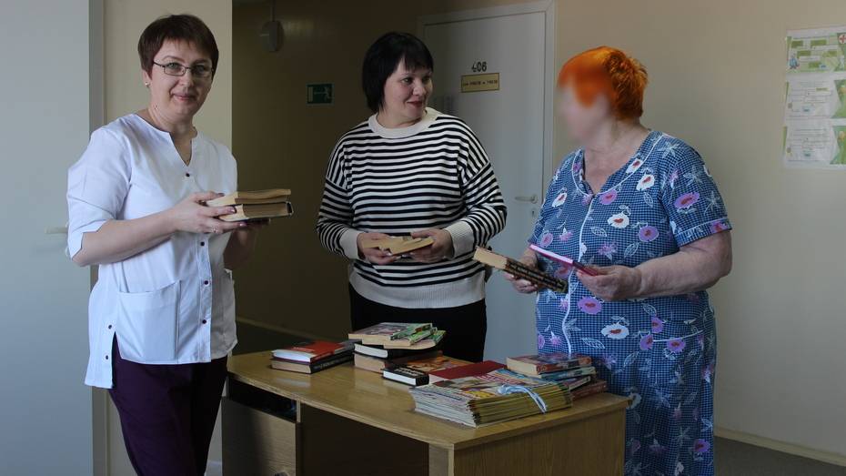 Таловские журналисты передали 150 книг и журналов пациентам райбольницы