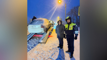 Воронежские госавтоинспекторы помогли добраться до больницы пожилой женщине с инвалидностью