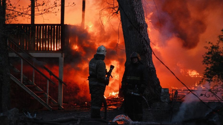 Фотовыставка о тяжелой работе пожарных открылась в Воронеже