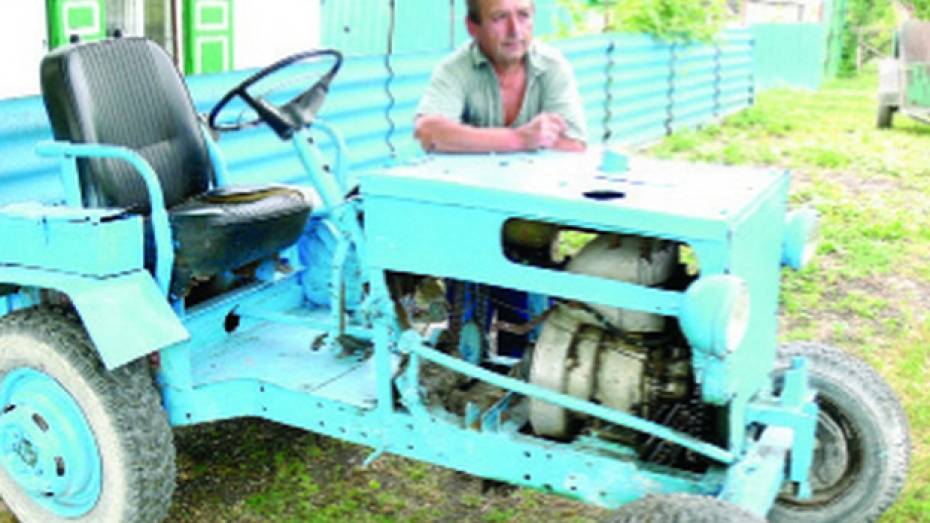 Житель кантемировского хутора Хрещатый смастерил мини-трактор из старой легковушки 