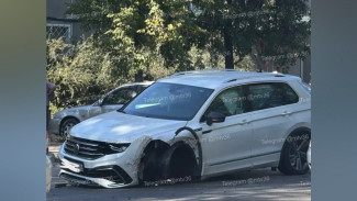 В Воронеже на улице Ленинградской у иномарки из-за ДТП отлетело колесо