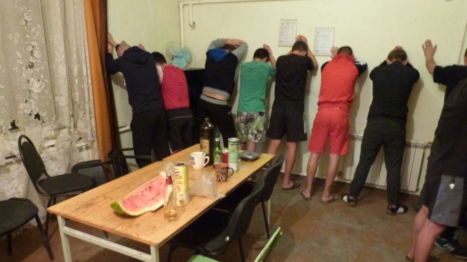ФСБ нашла 40 тыс бутылок контрафактного алкоголя в подпольном цехе в Воронежской области 