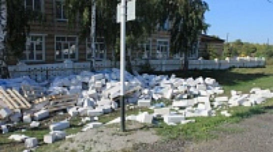 В Павловском районе большегруз рассыпал бетонные блоки возле детского сада