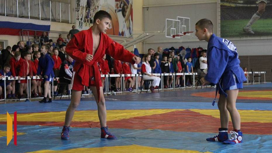 Таловский спортсмен взял «золото» всероссийского турнира по самбо