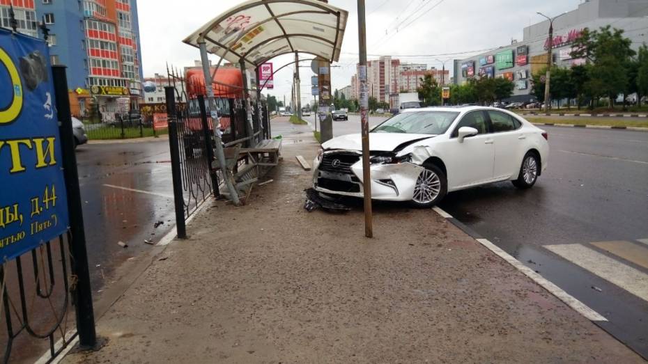 В Воронеже Lexus протаранил остановку: один человек пострадал