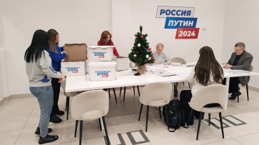 В Воронеже доверенные лица Владимира Путина заверили подписи в поддержку его выдвижения на выборы Президента РФ