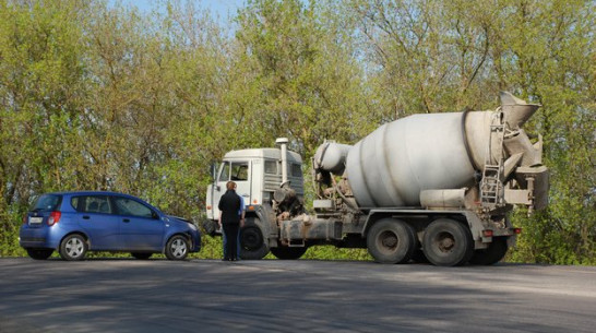 В Острогожске столкнулись цементовоз и Chevrolet 