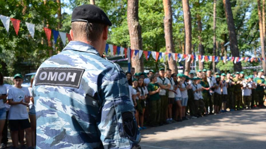 Воронежские полицейские провели зарядку с юными спортсменами