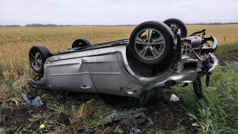 В Воронежской области Ford с 15-летним водителем врезался в дерево и перевернулся