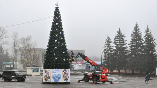 В центре Репьевки впервые установили искусственную елку