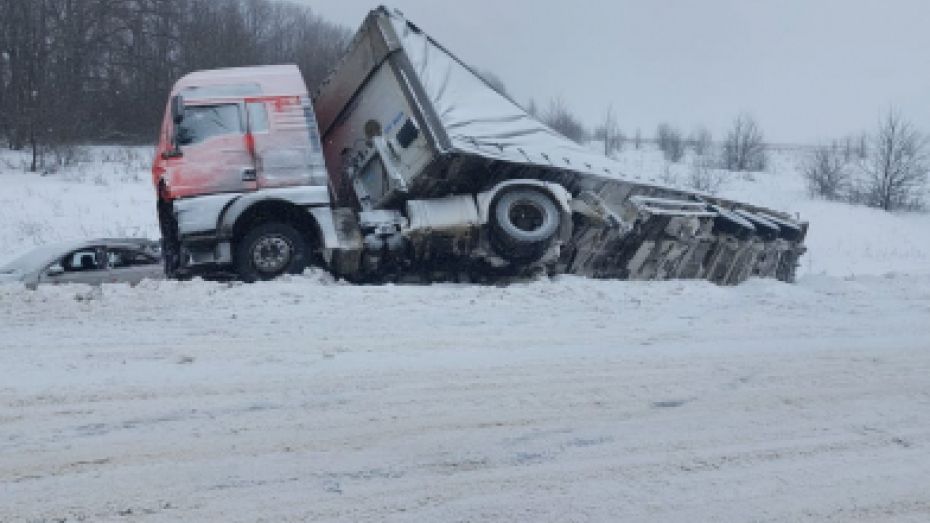Водитель погиб в массовом ДТП на трассе в Воронежской области