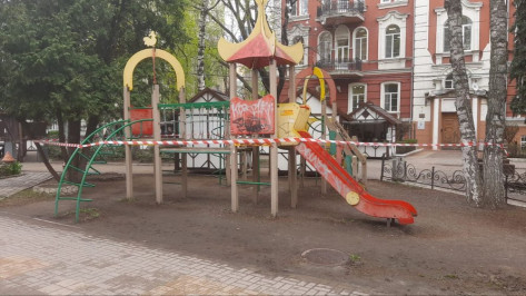 В центре Воронежа снесут аварийную детскую площадку