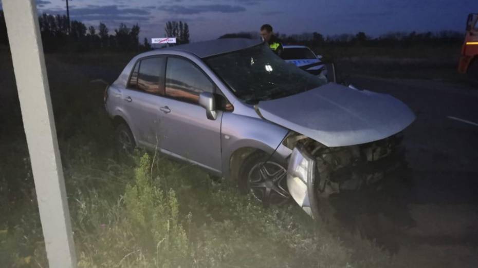 В Воронежской области Nissan Tiida врезался в припаркованный КамАЗ: погиб 21-летний водитель