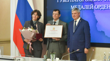 Губернатор Александр Гусев вручил медали ордена «Родительская слава» двум воронежским семьям