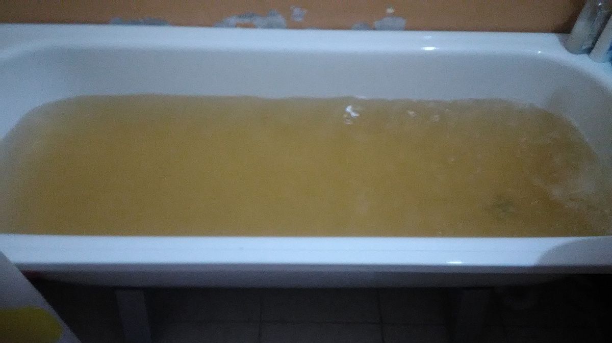 После фортранса выходит желтая вода. Желтые воды. Желтая вода в ванне. Ванная с желтой водой. Вода с жёлтым оттенком в ванне.