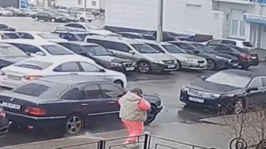 В воронежском ЖК «Озерки» на девушку сбросили «водяную бомбу»