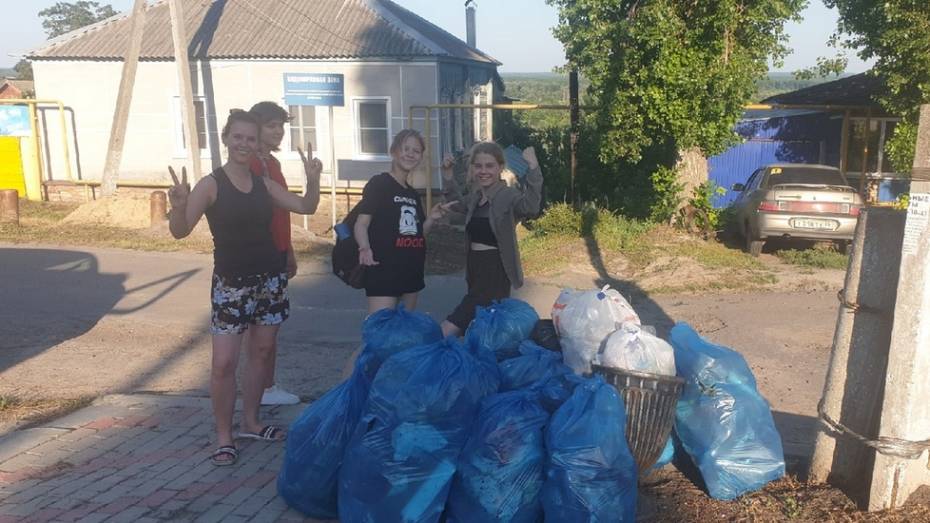 Бобровские волонтеры убрали несанкционированную свалку у пляжа