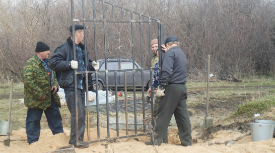 Лискинцы установили новые ворота на сельском кладбище за собственные средства