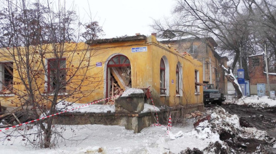 В Семилуках начали сносить ветхие дома в центре города